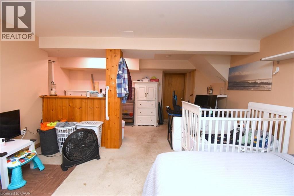 64 WINNETT Street N - 26