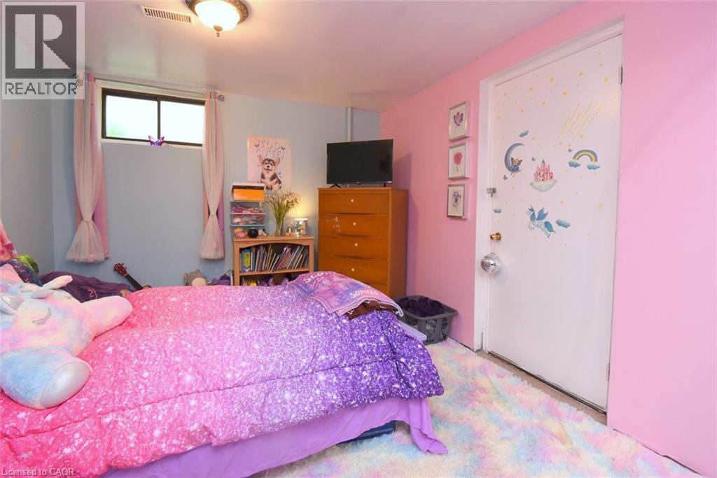 64 WINNETT Street N - 25