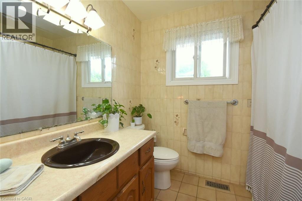 64 WINNETT Street N - 21
