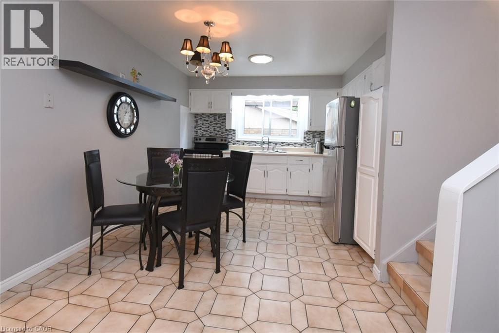 64 WINNETT Street N - 13
