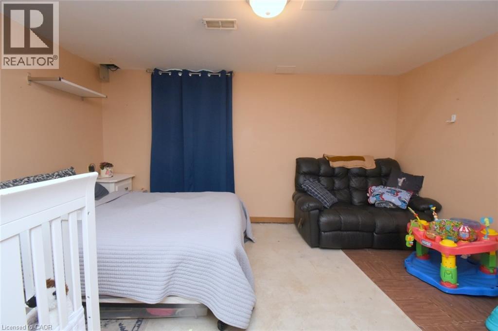64 WINNETT Street N - 27