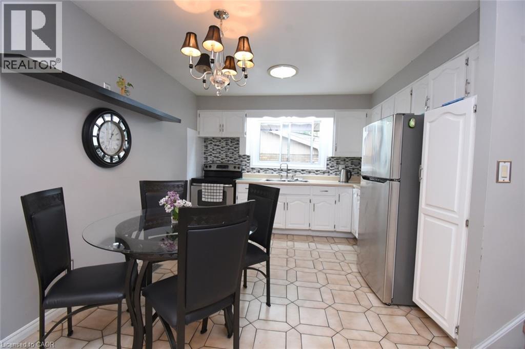64 WINNETT Street N - 11