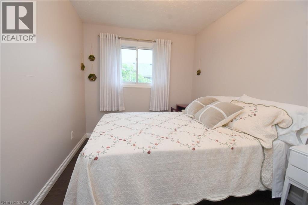 64 WINNETT Street N - 20