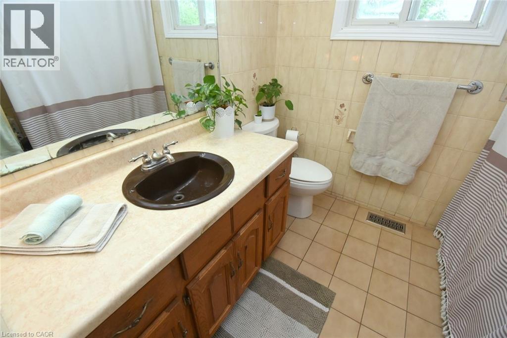 64 WINNETT Street N - 22