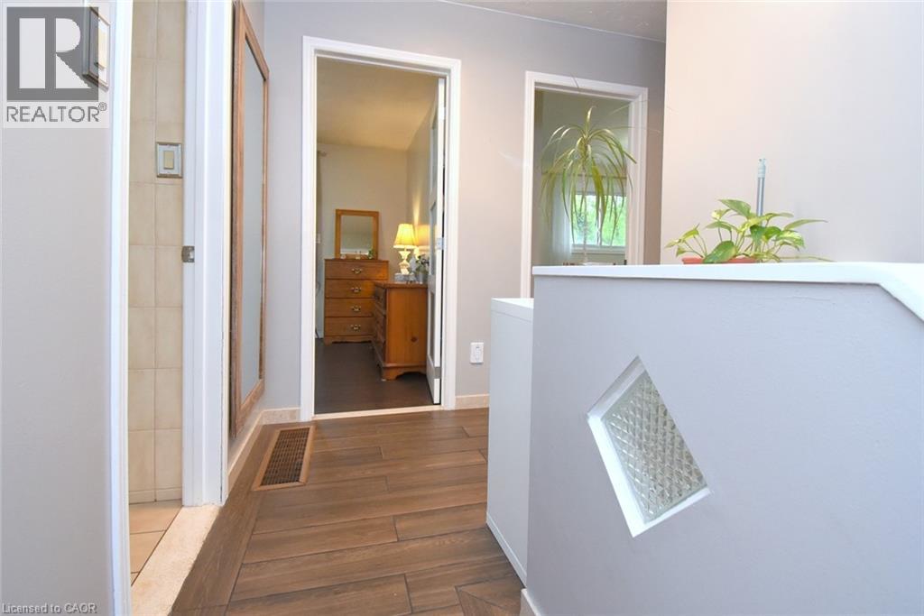 64 WINNETT Street N - 16