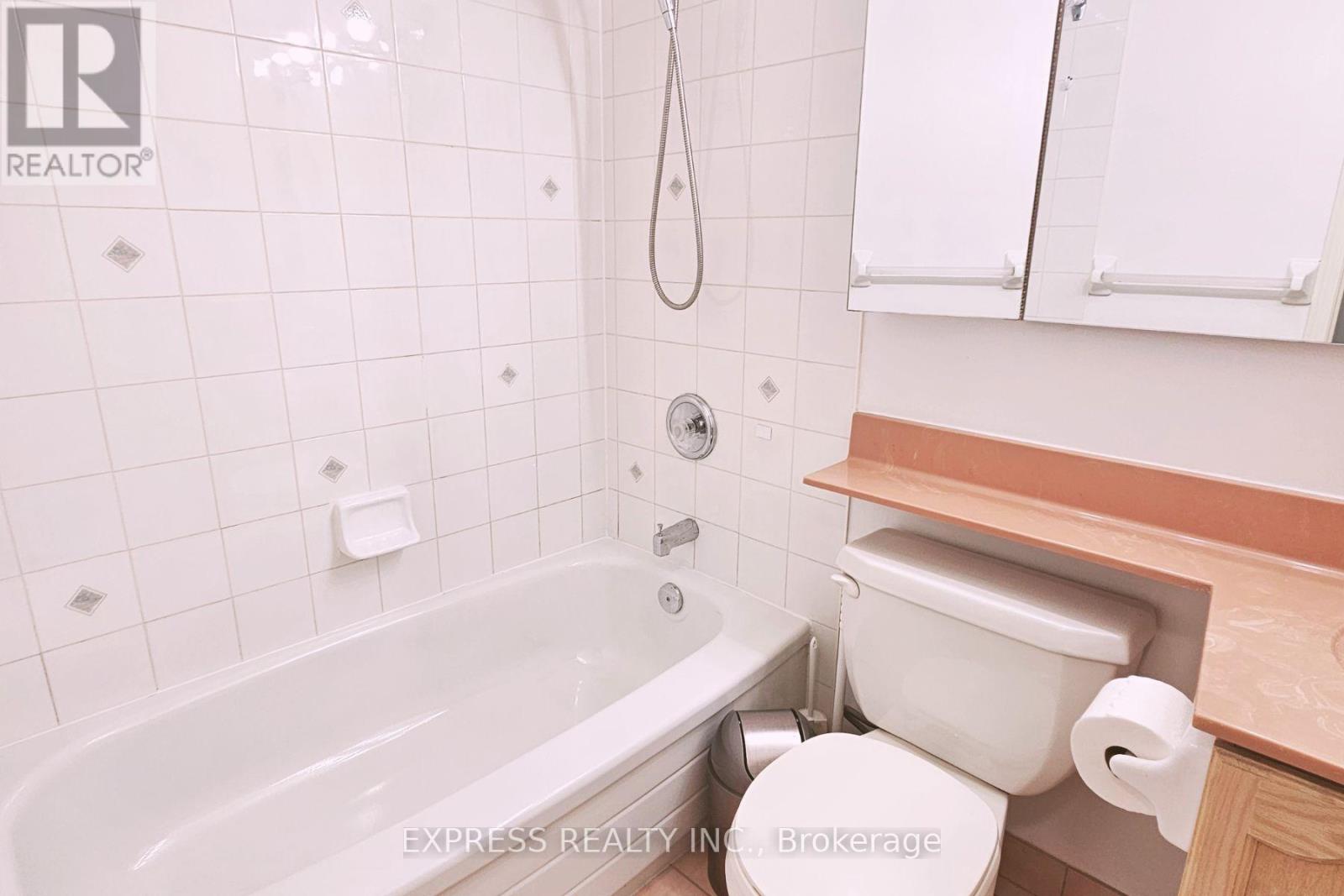 #900 8 PEMBERTON AVENUE - 22