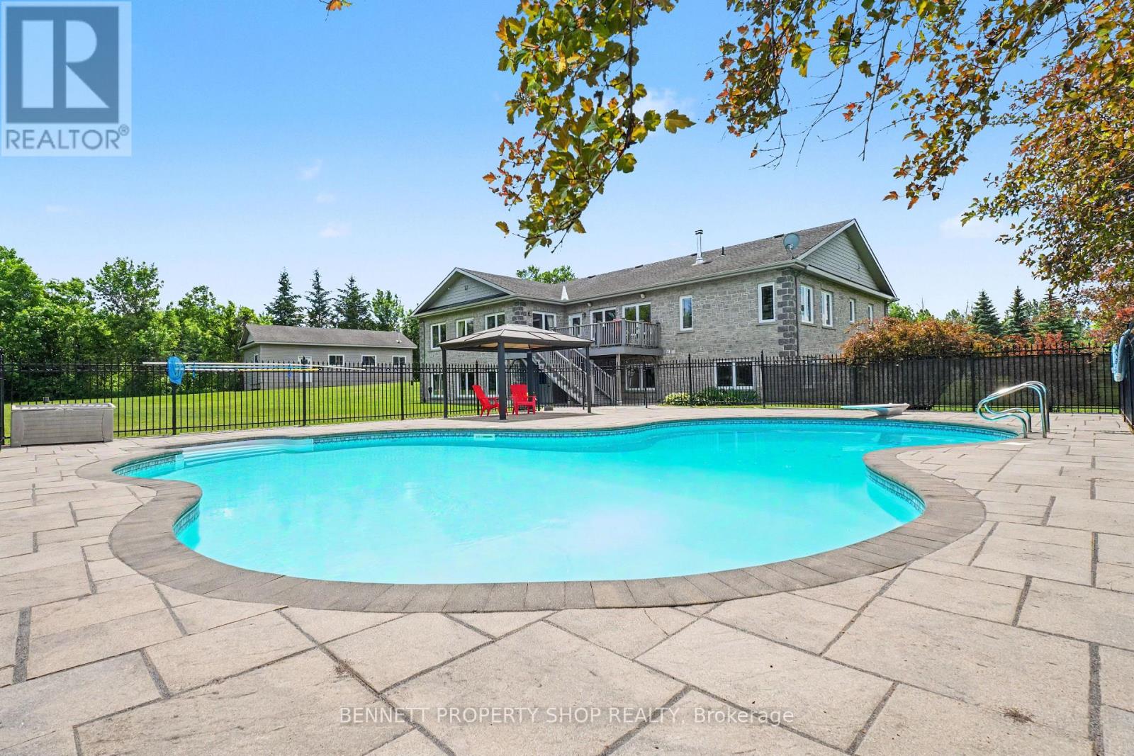 Heated Figr8 Salt Water Pool w/shallow lagoon area