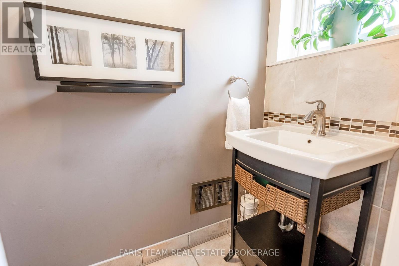 28 BROMLEY CRESCENT - 17