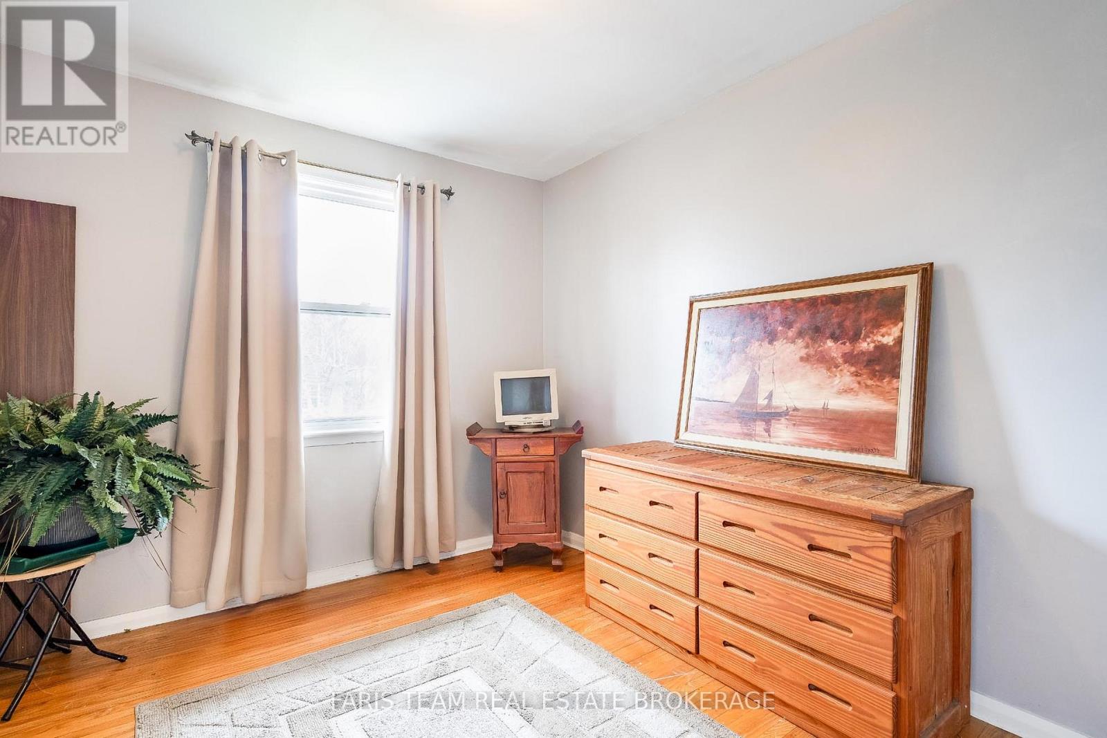 28 BROMLEY CRESCENT - 22