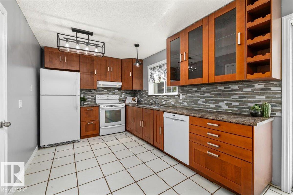 5807 52 AV — photo 8