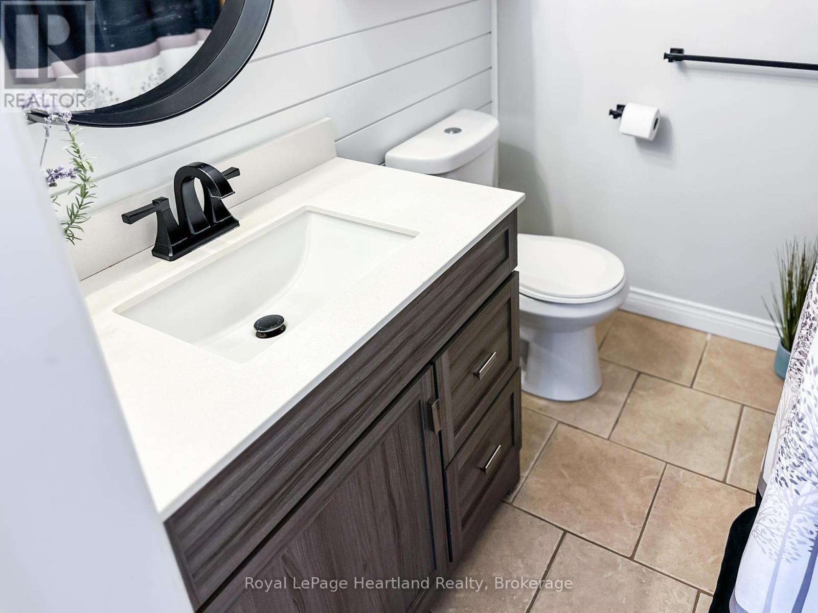 576 QUEEN STREET - 25