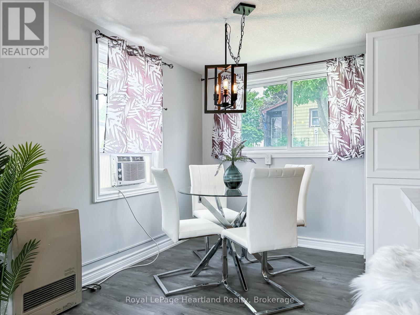 576 QUEEN STREET - 5