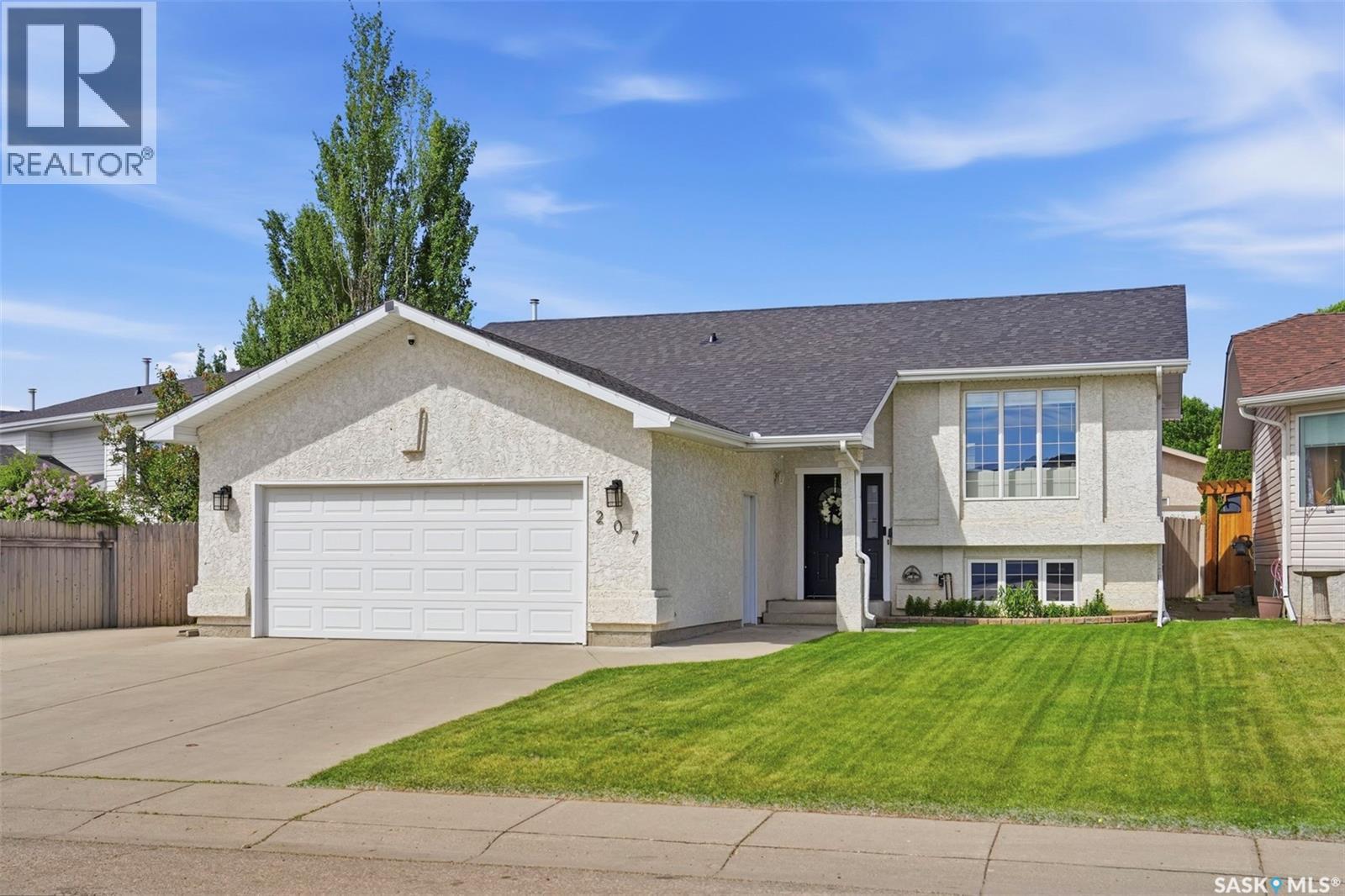 207 Sumner CRESCENT - photo 2
