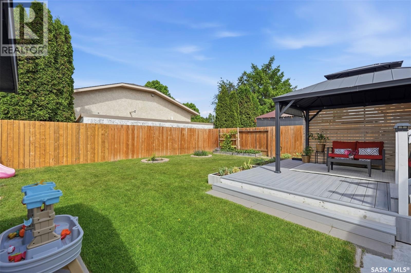 207 Sumner CRESCENT — photo 36
