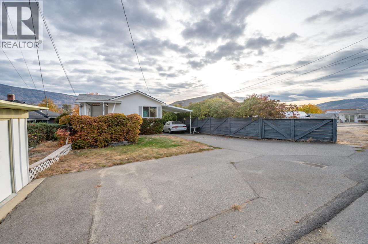 6528 Main Street, Oliver