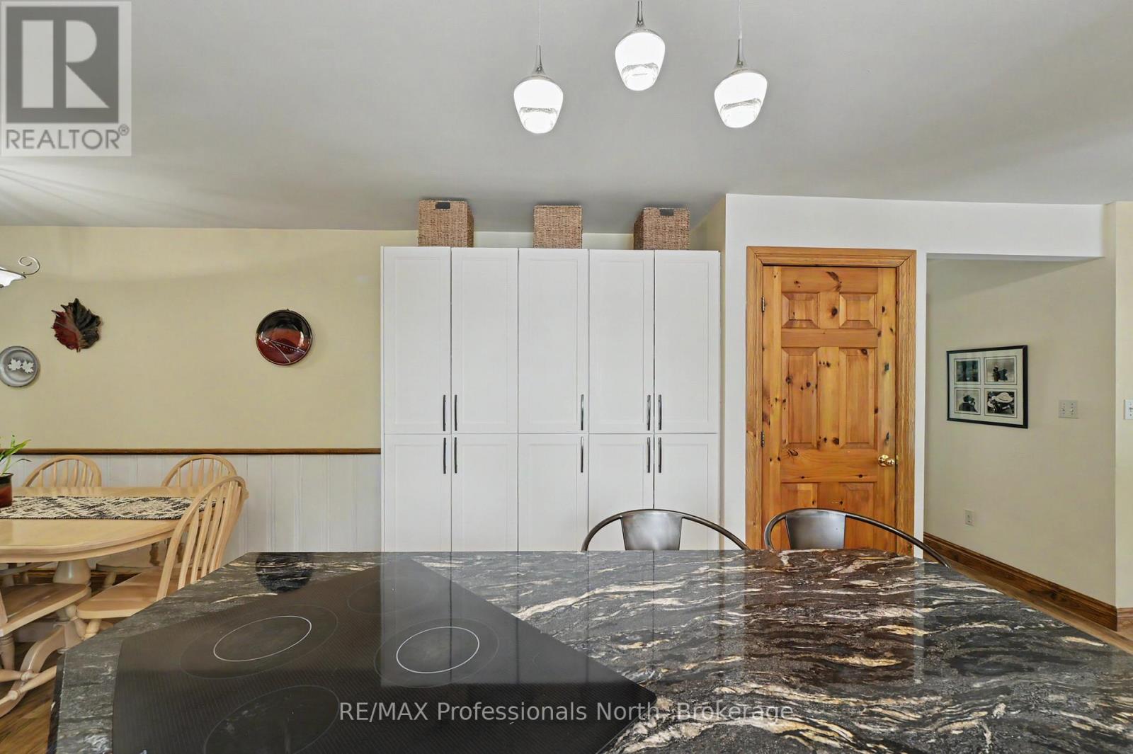 1392 TENNYSON ROAD - 23