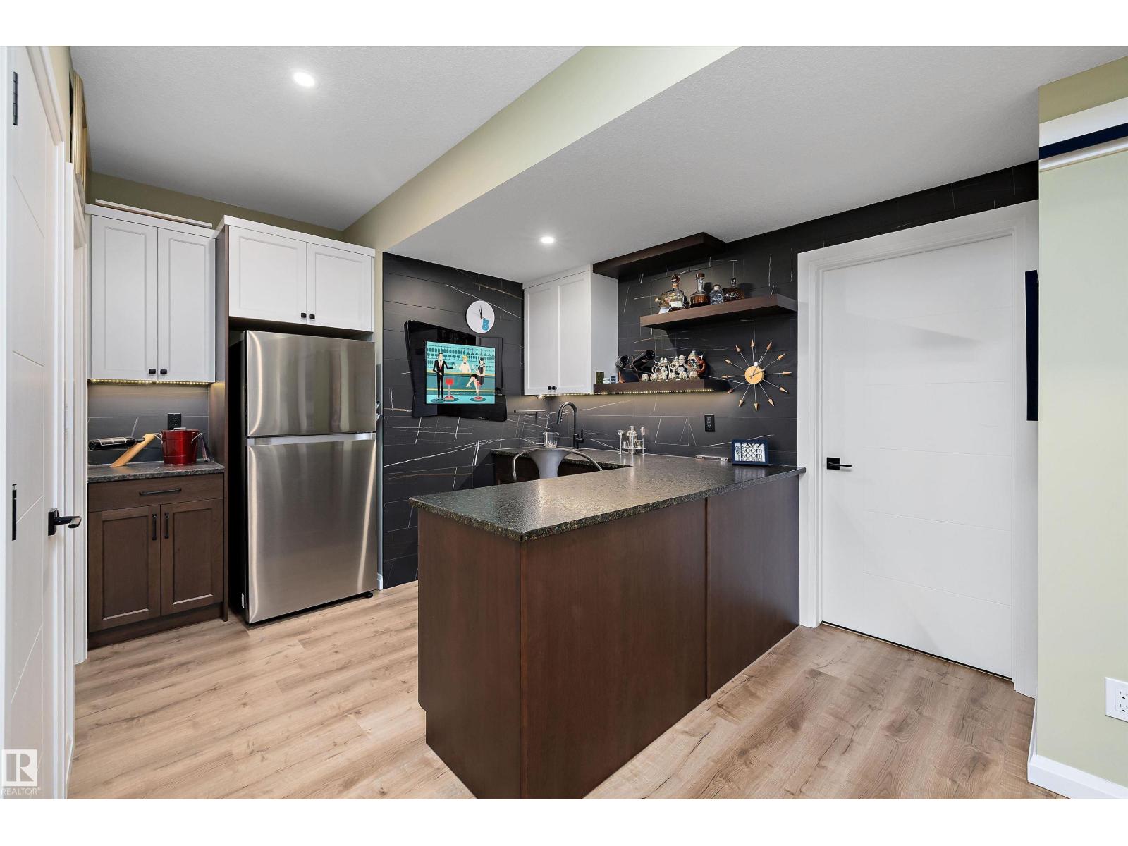 369 MEADOWVIEW DR — photo 39