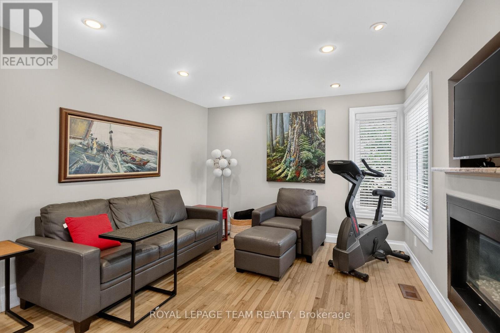 22 LYNHURST AVENUE - 21