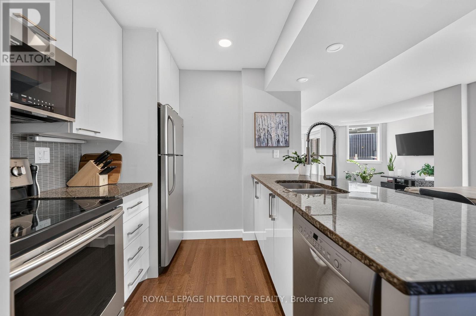 1 Bed, 1 Bath House for Sale in Ottawa – PH1 – 18 NEPEAN STREET, Ottawa – MLS# X13461196 - Image 19