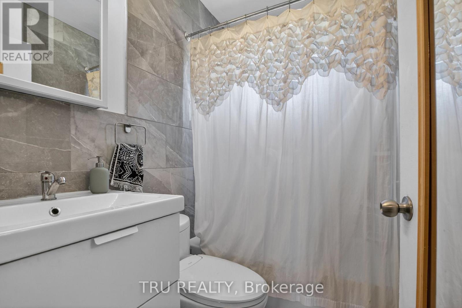 3 Bed, 2 Bath House for Rent in Ottawa – 1253 EMPEROR AVENUE, Ottawa – MLS# X13461228 - Image 21