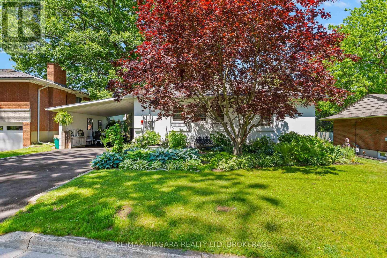 48 OAKRIDGE CRESCENT - 1