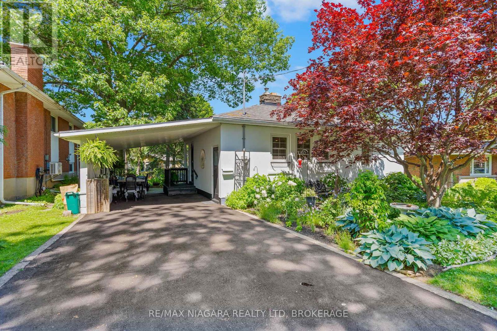 48 OAKRIDGE CRESCENT - 2