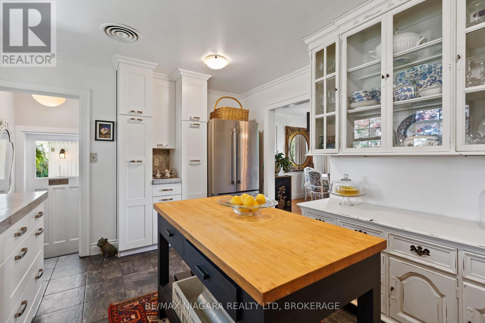 48 OAKRIDGE CRESCENT - 21