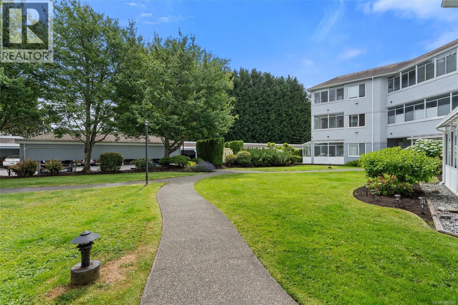 102 3931 Shelbourne Street, Saanich