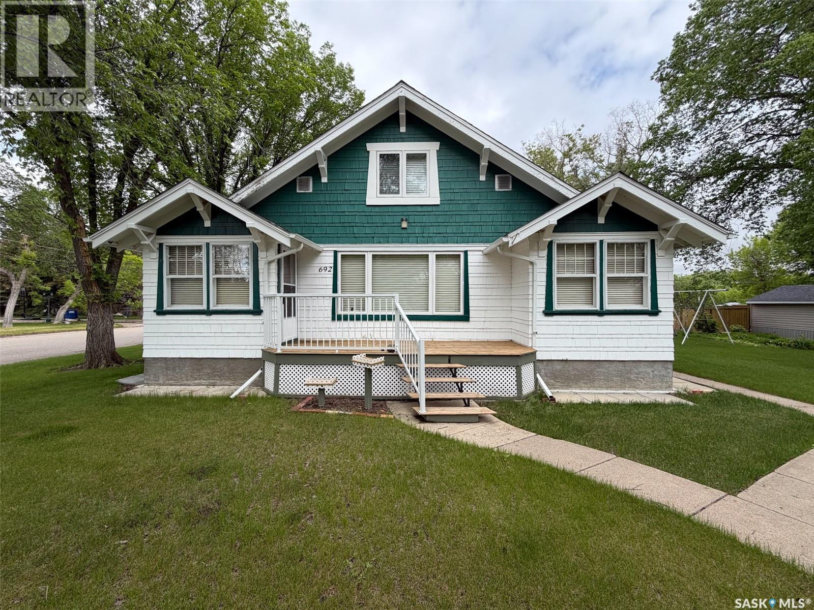 692 2nd STREET E - photo 2