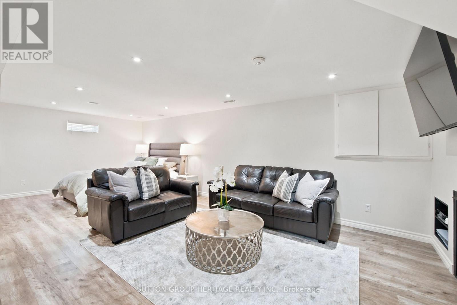 6 LEWIN CRESCENT - 11