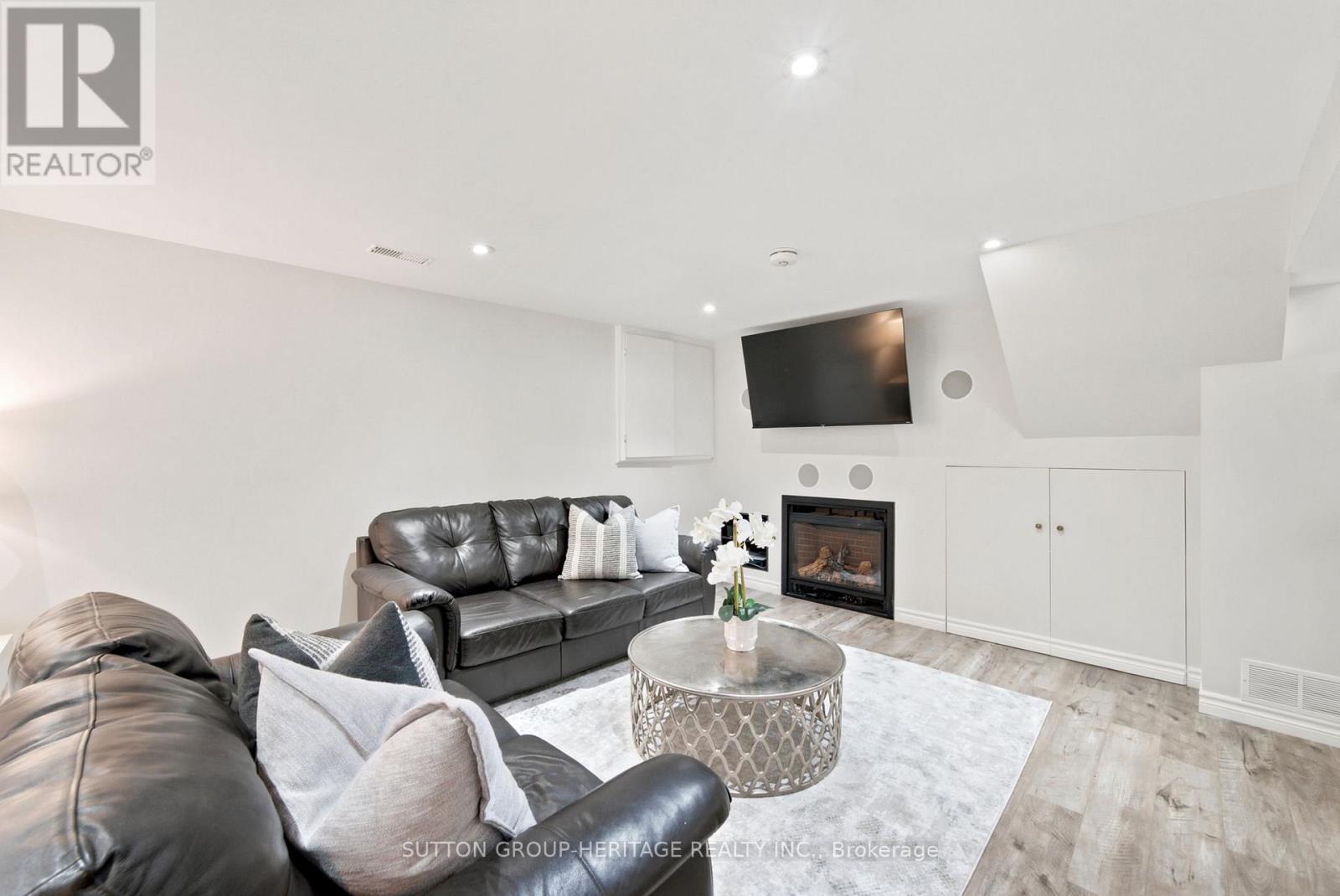 6 LEWIN CRESCENT - 12