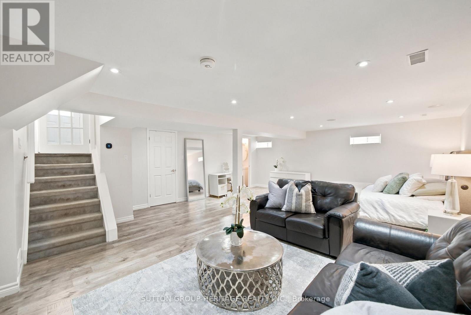 6 LEWIN CRESCENT - 32