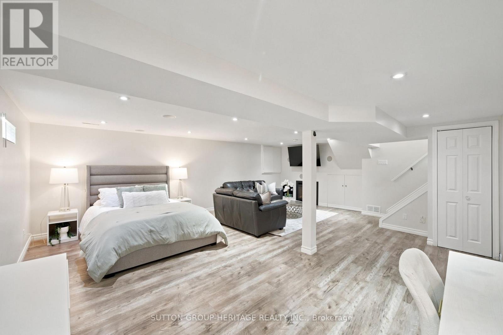 6 LEWIN CRESCENT - 33