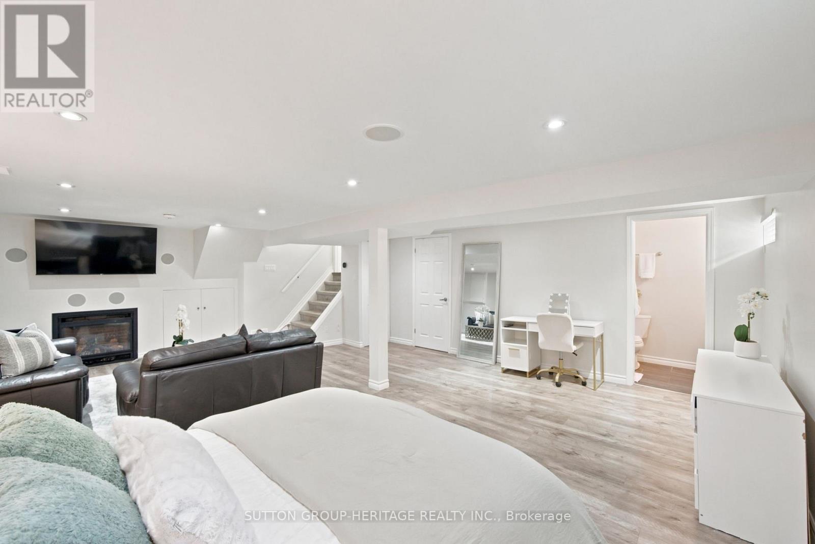 6 LEWIN CRESCENT - 34