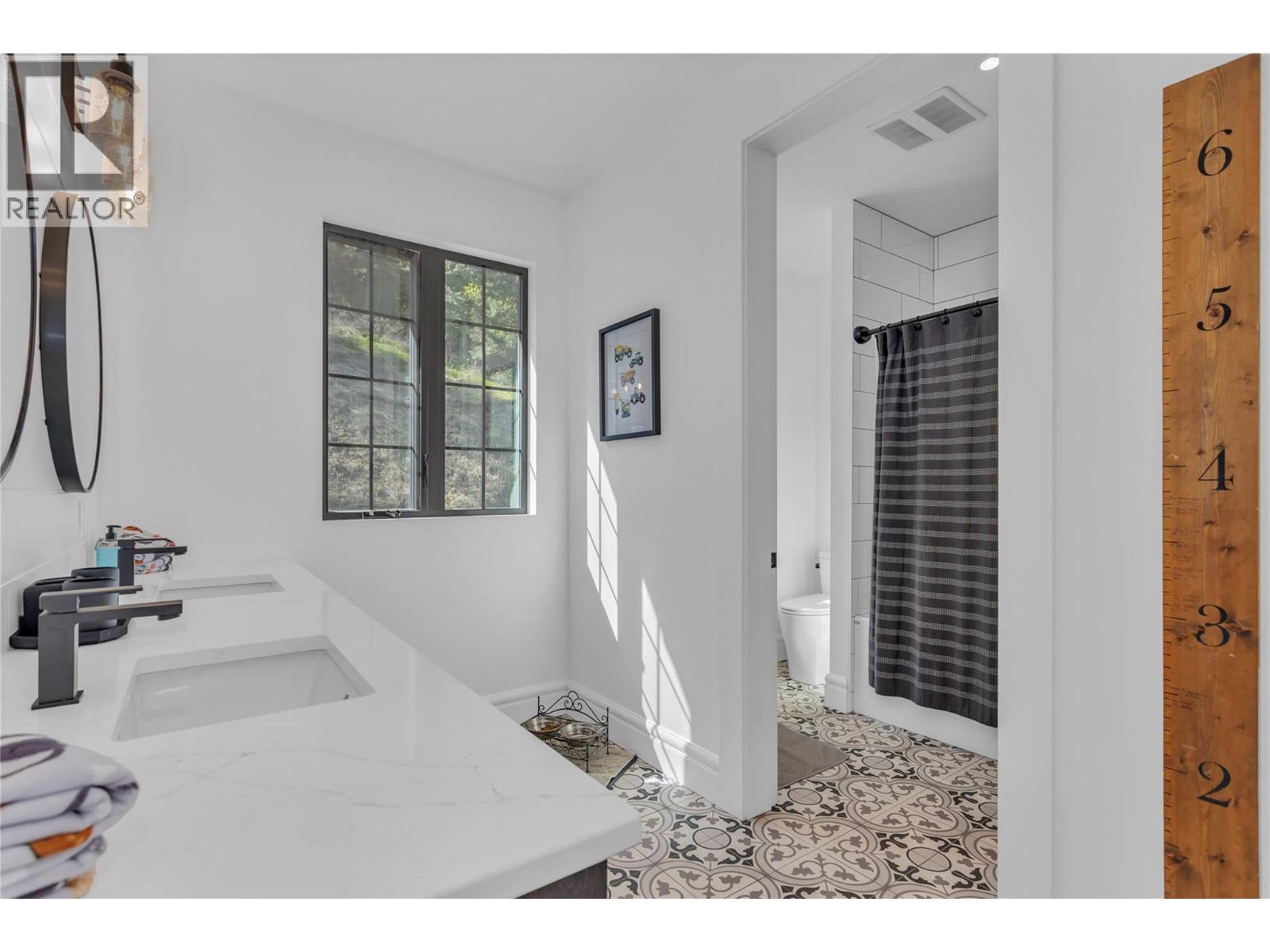 164 Sunset Boulevard - 31
