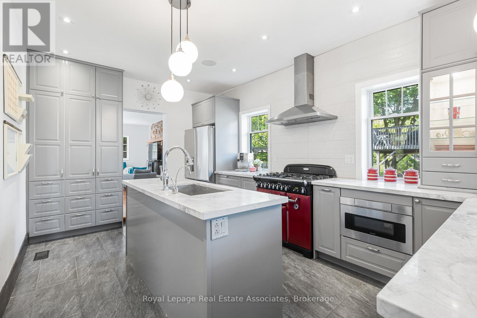 1807 BALSAM AVENUE - 10