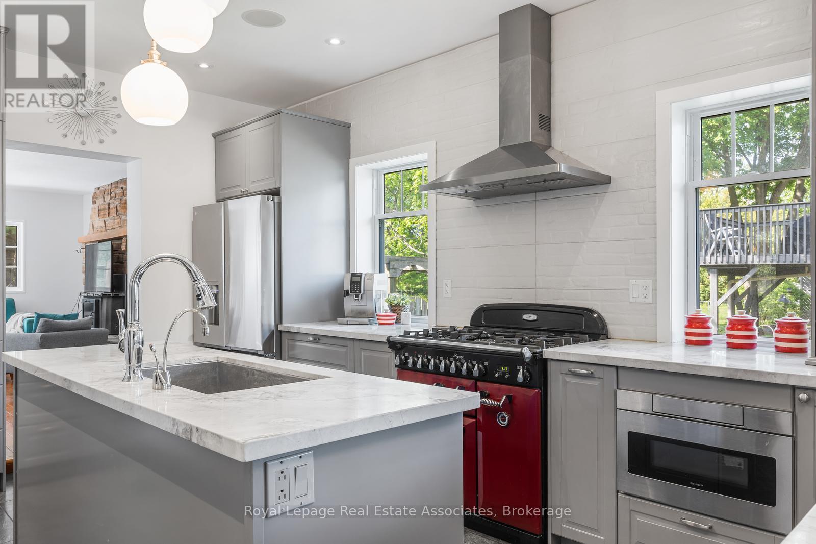 1807 BALSAM AVENUE - 8