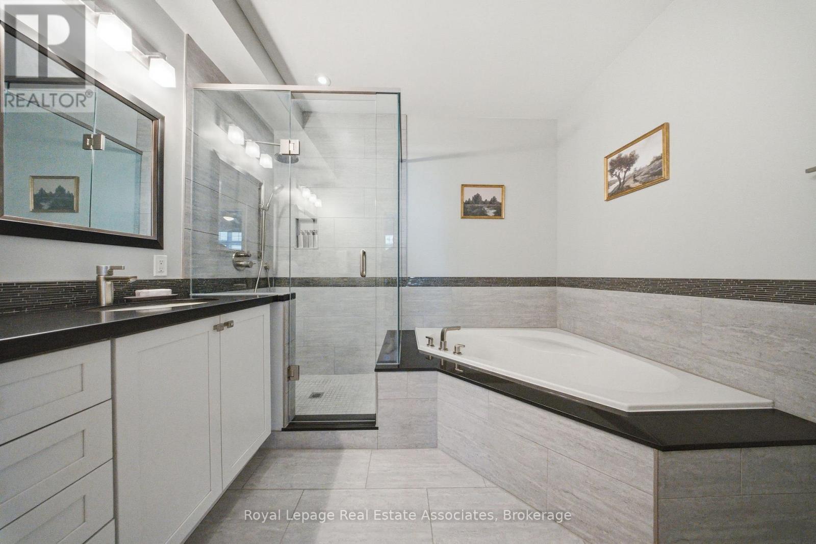 32 ST LAWRENCE DRIVE - 33