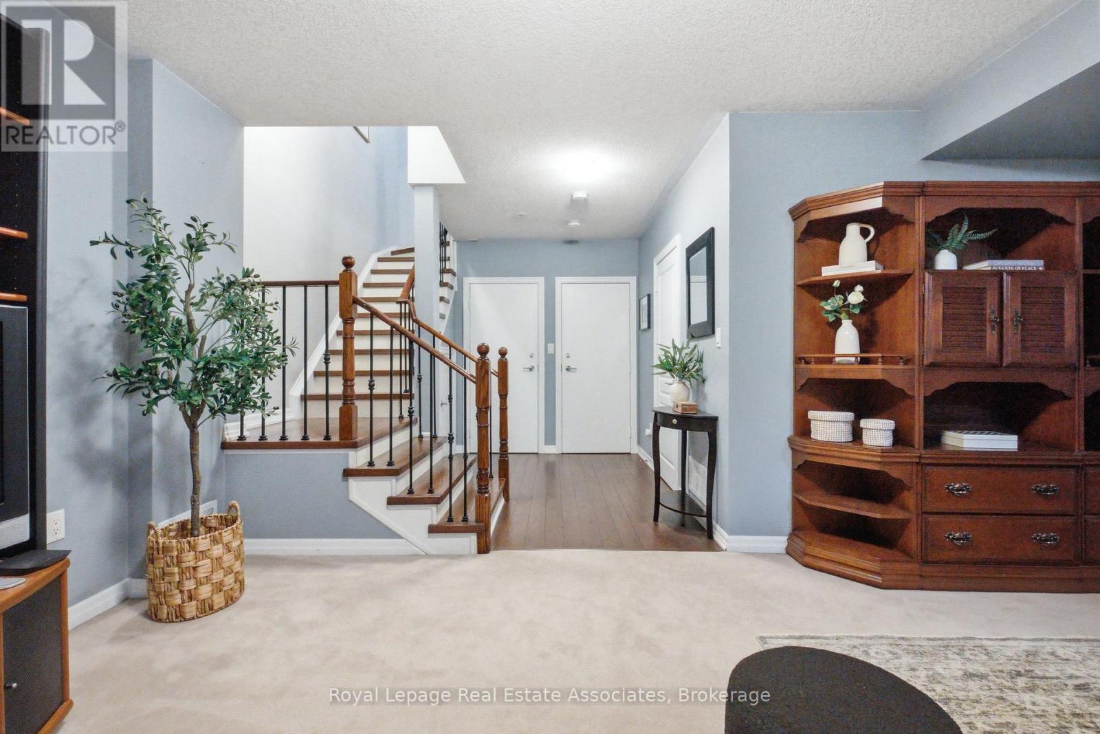 32 ST LAWRENCE DRIVE - 40