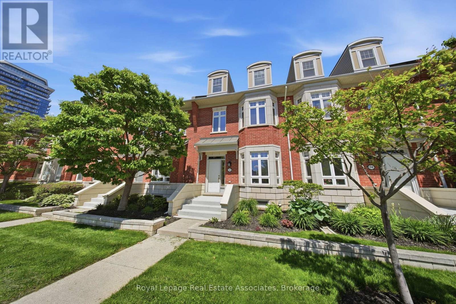 32 ST LAWRENCE DRIVE - 1