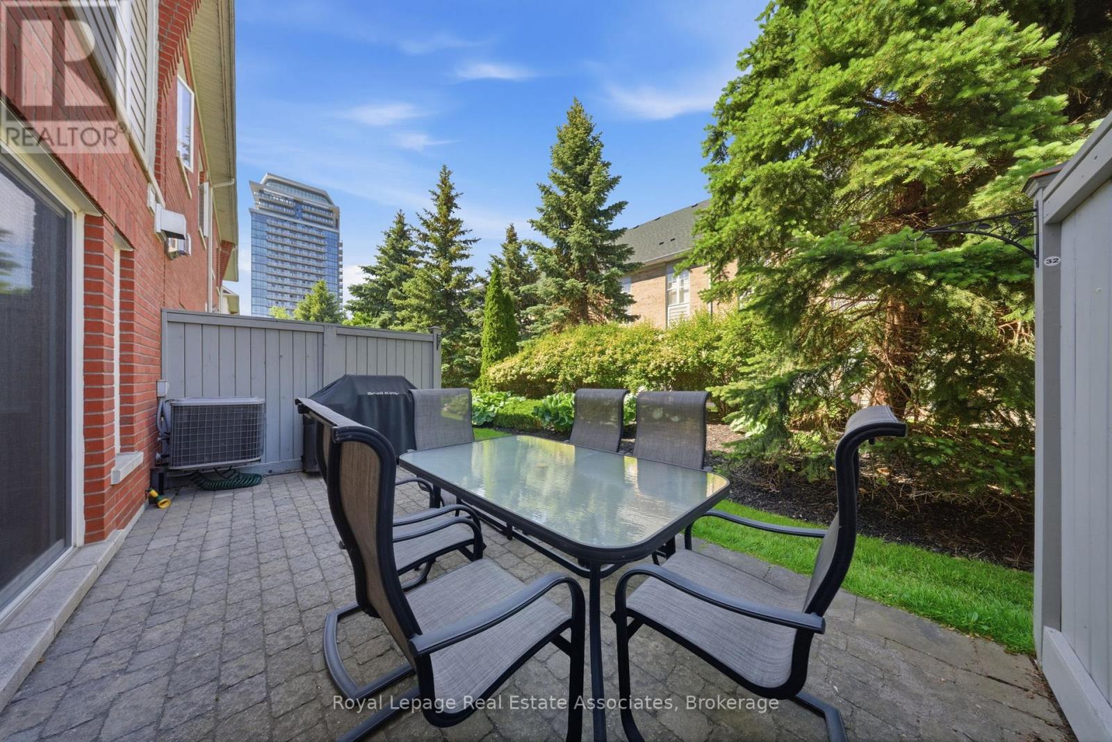 32 ST LAWRENCE DRIVE - 42
