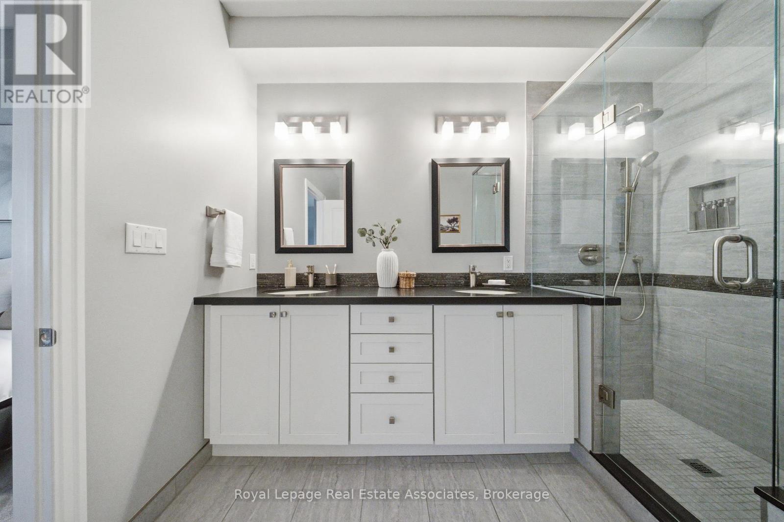 32 ST LAWRENCE DRIVE - 35