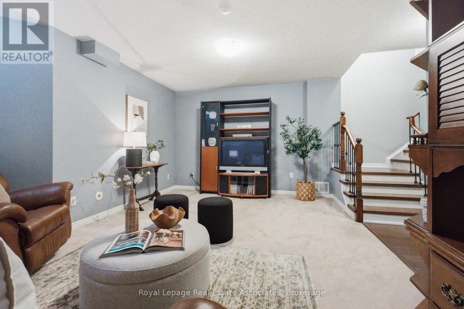 32 ST LAWRENCE DRIVE - 39