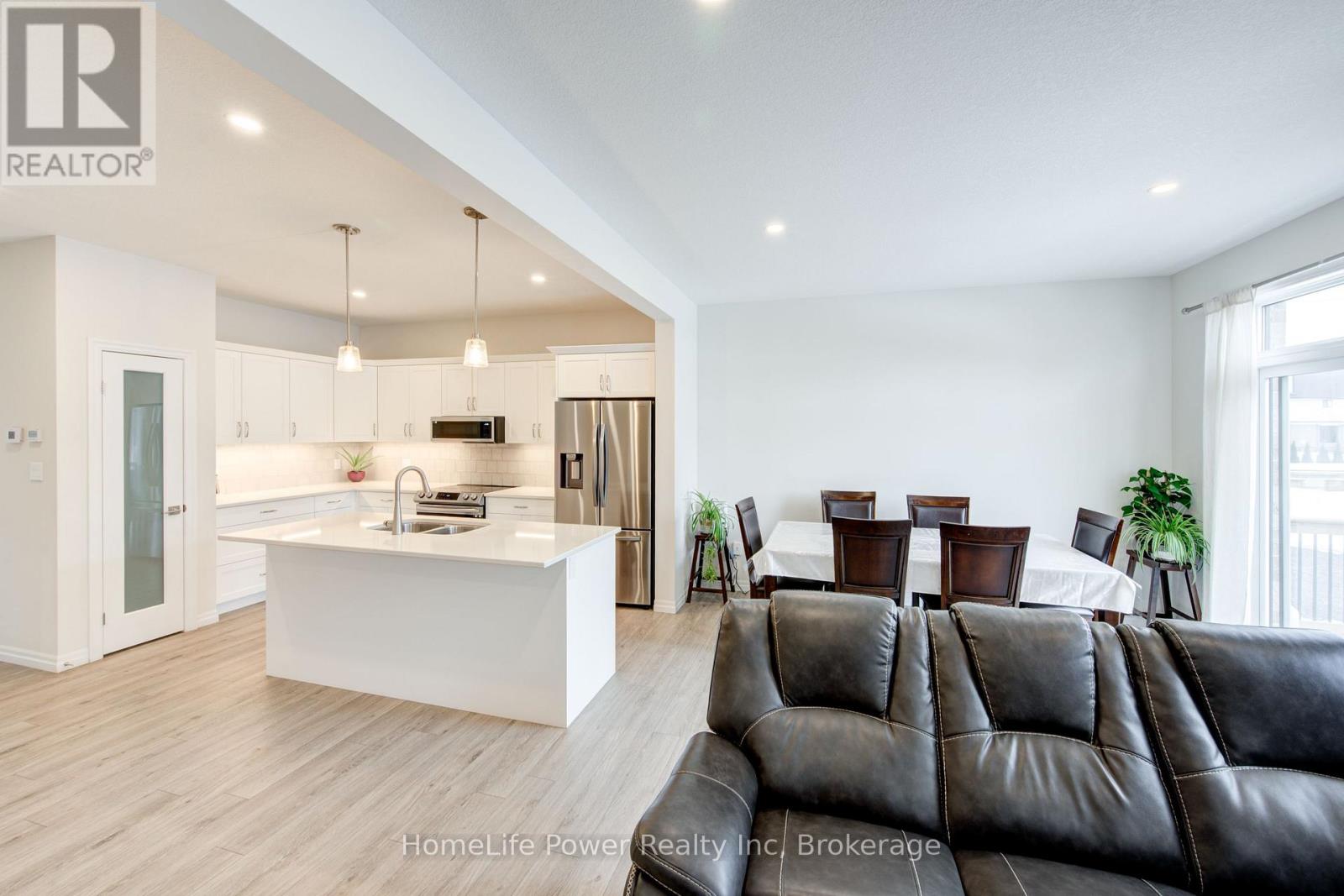 4 BRAUN AVENUE - 22