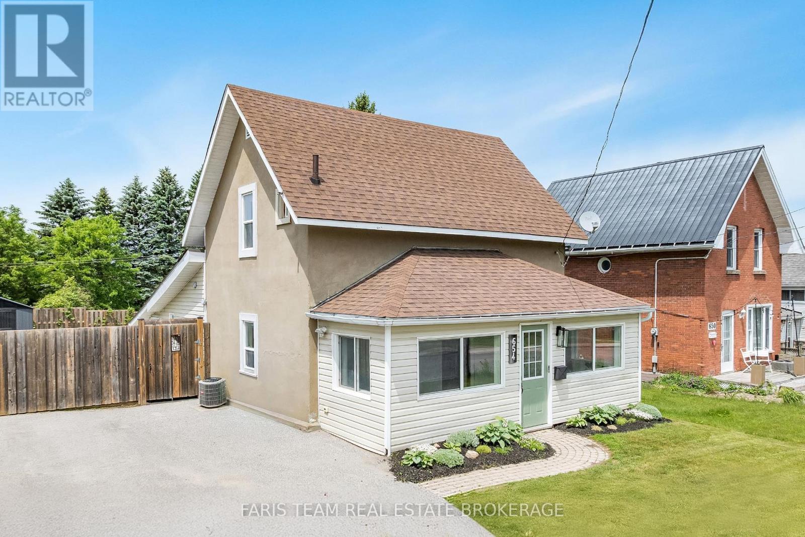 654 VICTORIA STREET - 1