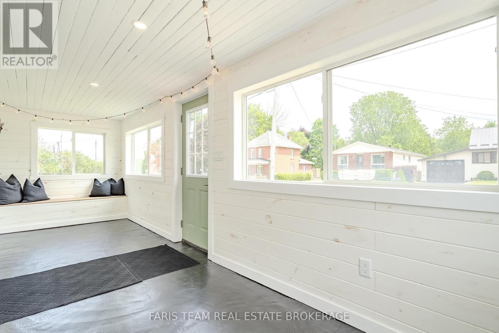 654 VICTORIA STREET - 5