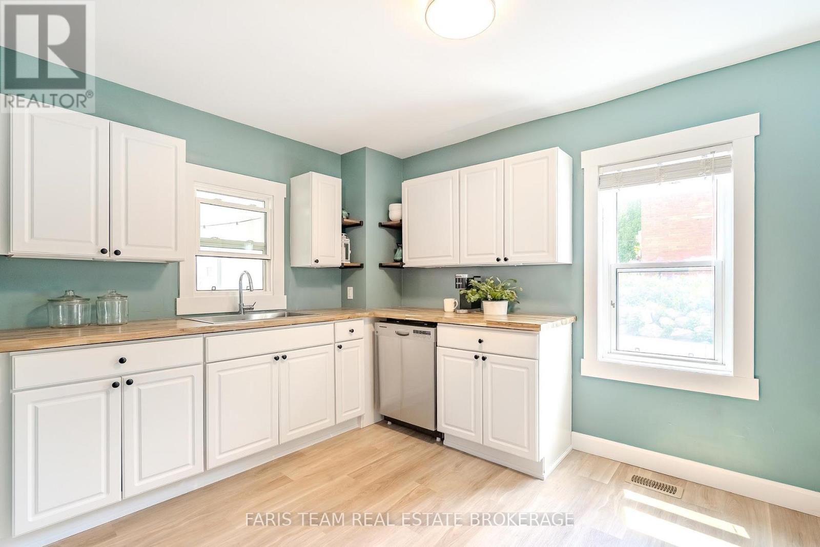 654 VICTORIA STREET - 9
