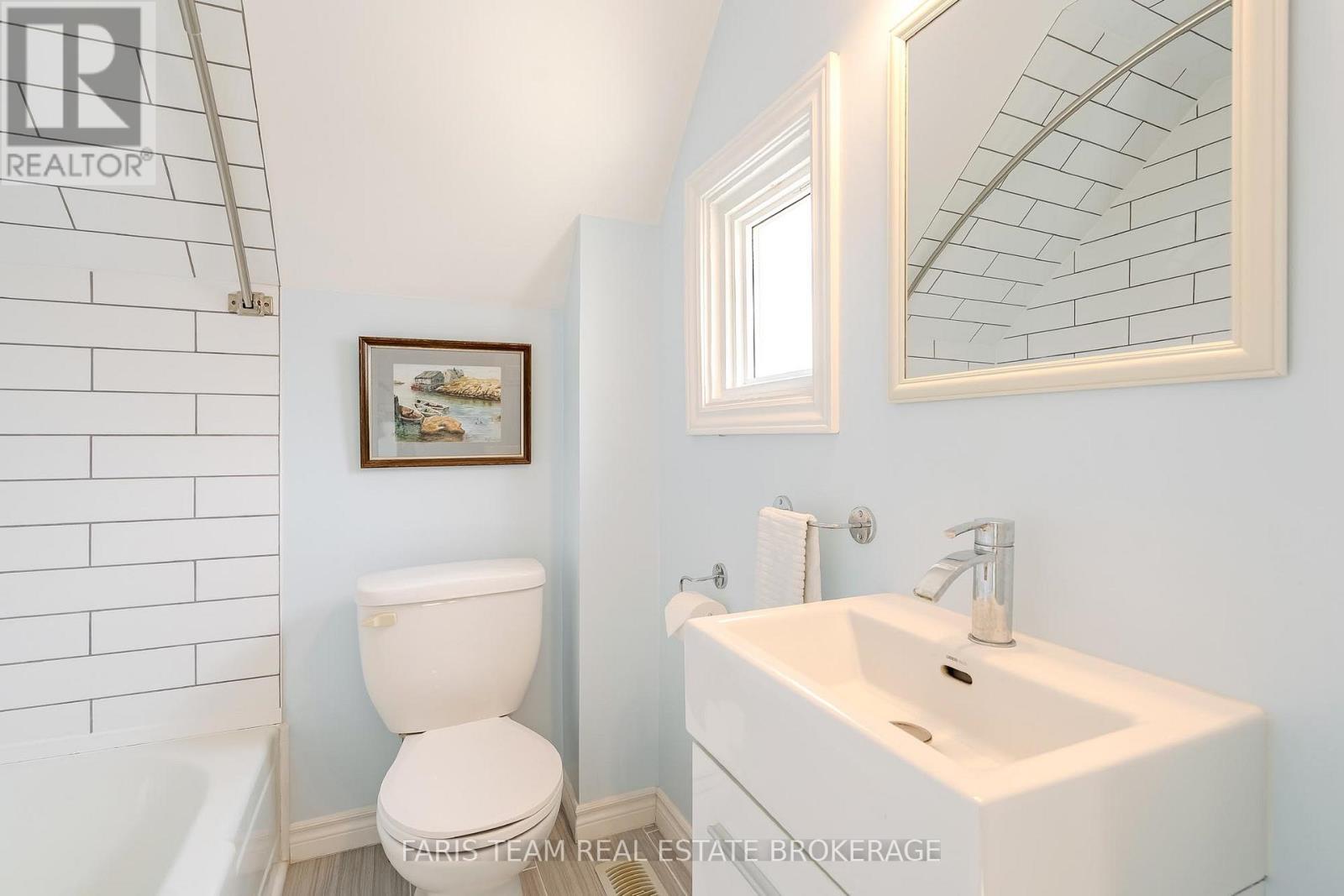 654 VICTORIA STREET - 26