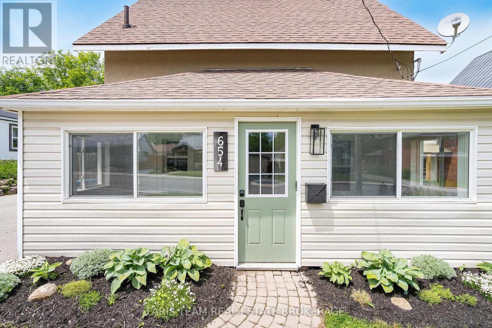 654 VICTORIA STREET - 4