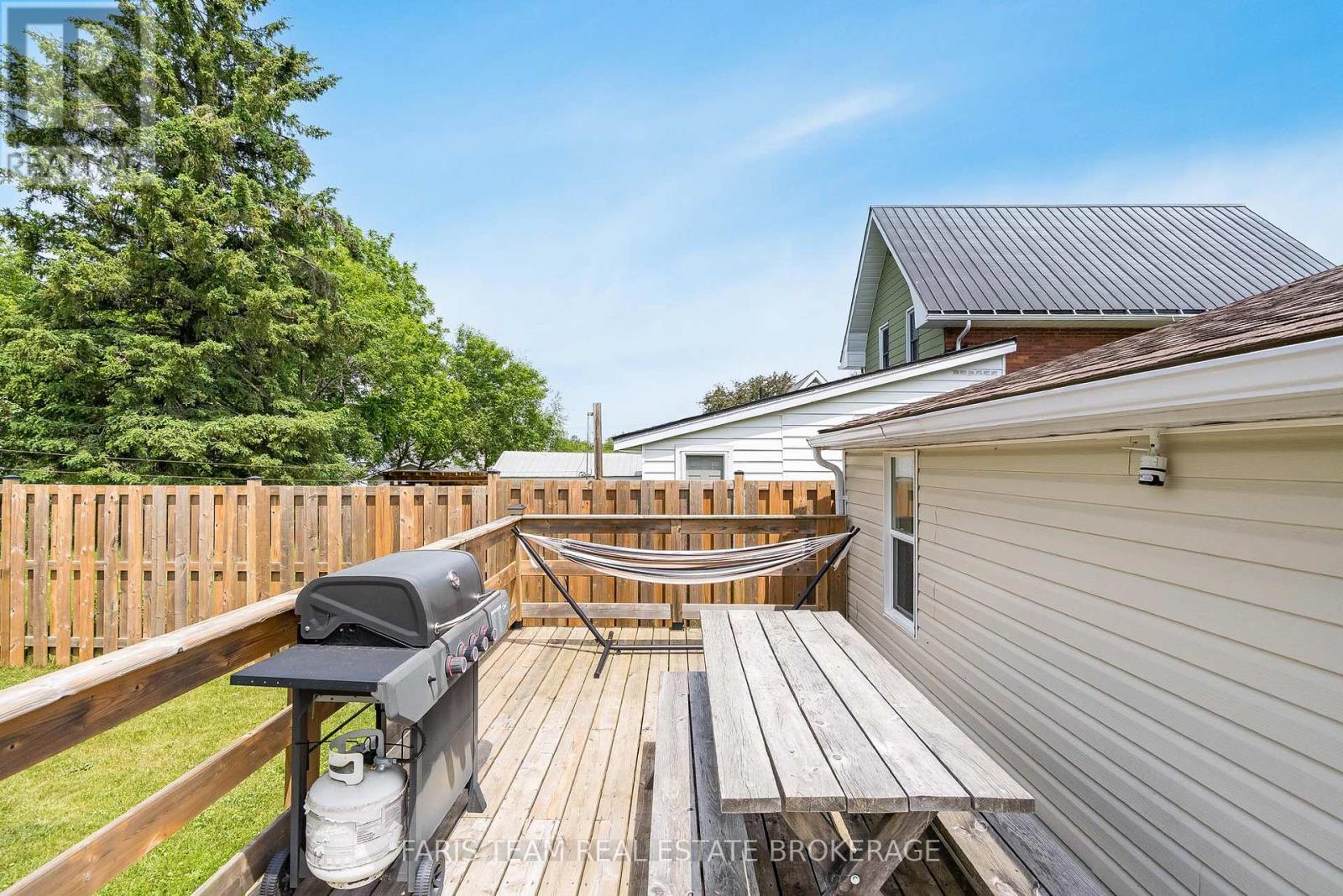 654 VICTORIA STREET - 29